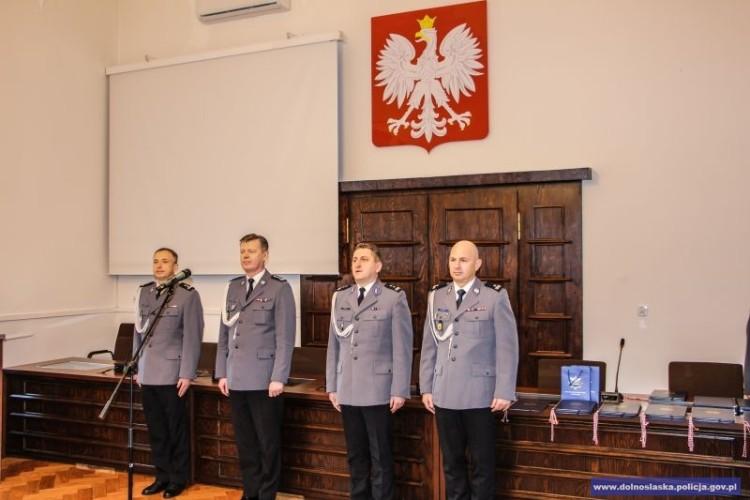 Policjanci zorganizowali odprawę na 40 osób. Złamanie zasad kwarantanny? [ZDJĘCIA]