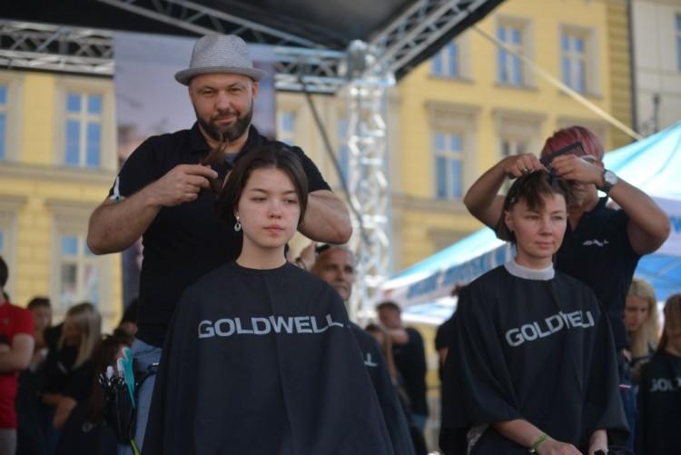 Fryzjerzy dla chorych na nowotwór. Akcja na placu Solnym [ZDJĘCIA]