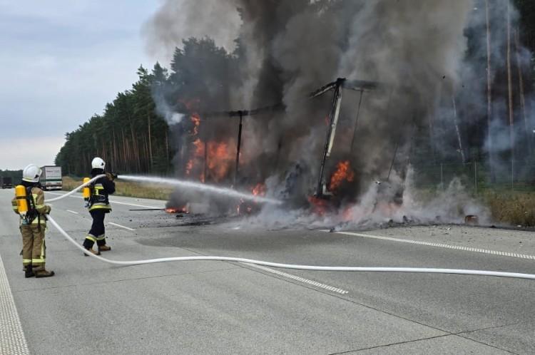 Pożar naczepy na autostradzie A18. Jeden pas zablokowany