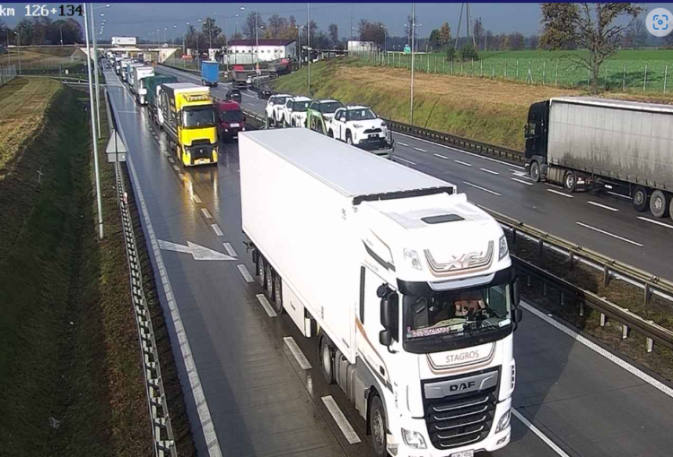 Ogromny korek na A4 do Wrocławia po awarii ciężarówki