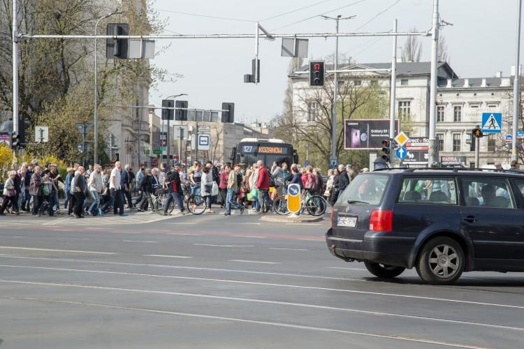 Zakupowe szaleństwo na Świebodzkim! Galerie zamknięte, a targowisko pęka w szwach [ZOBACZ ZDJĘCIA]