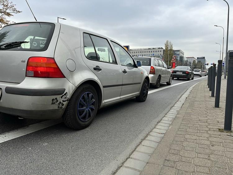 Droga rowerowa jest? Jest. A kto by się przejmował przepisami