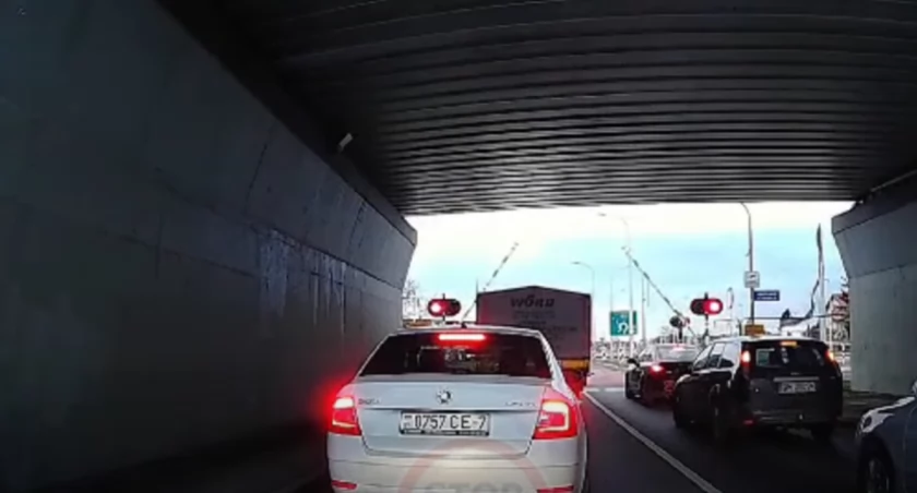 Podczas egzaminu na Jagodnie docisnął gaz na czerwonym i wyłamał szlaban 