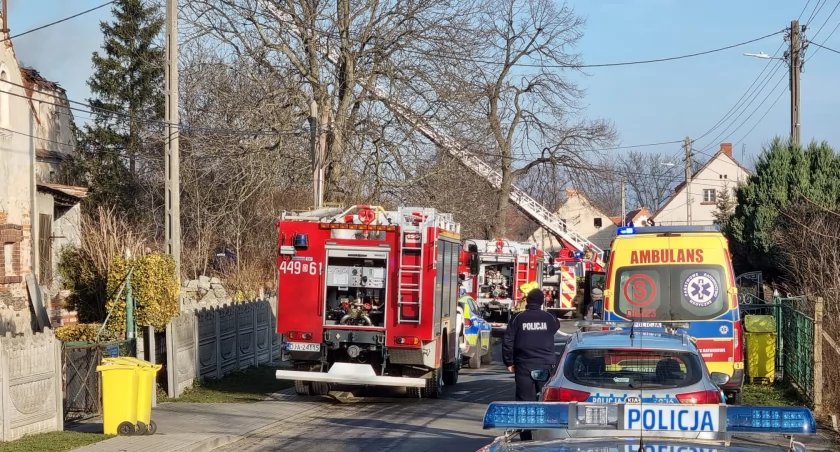Makabra na Dolnym Śląsku. Bandyta zabarykadował się w płonącym domu. Nie żyją dwie osoby