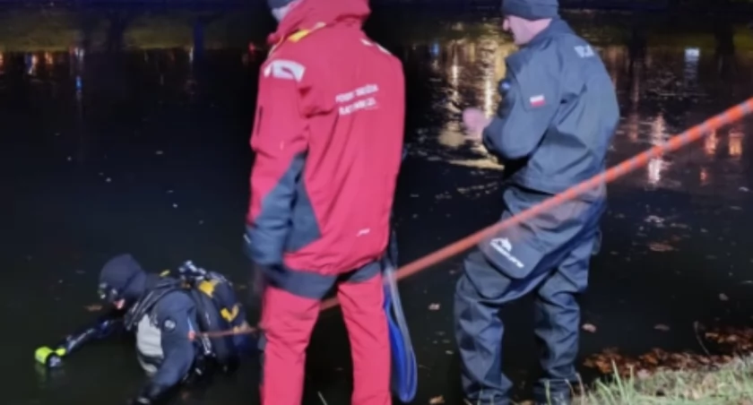 Wrocław: Co się stało w fosie? Po sylwestrze na brzegu zostały buty i skarpetki