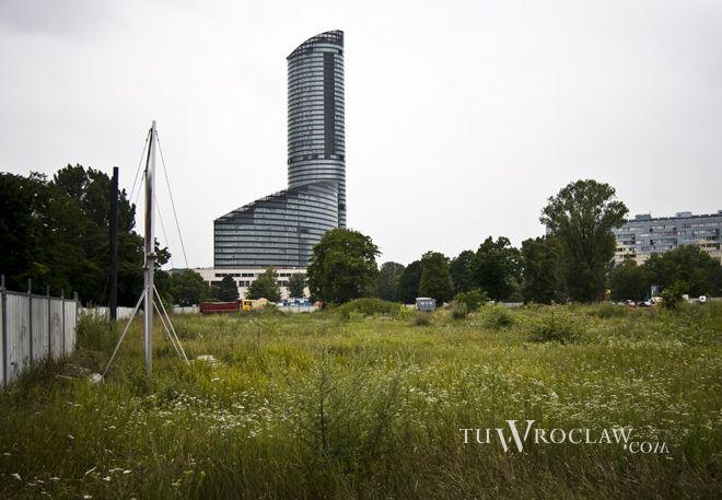 Dziura przy Sky Tower przestanie straszyć? Mają tam powstać mieszkania
