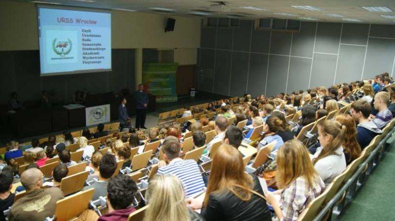 Wrocławscy policjanci dają wykłady studentom Akademii Wychowania Fizycznego