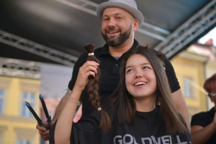 Charytatywna akcja na placu Solnym. Najpierw fryzjer, później trening
