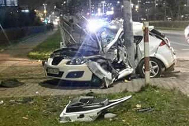 Koszmarny wypadek ma Armii Krajowej. Kierowca stracił panowanie nad samochodem i uderzył w słup
