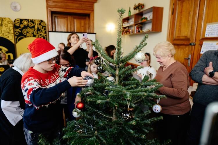 PoMOCnicy Mikołaja w kolorowych skarpetkach dla samotnych seniorów