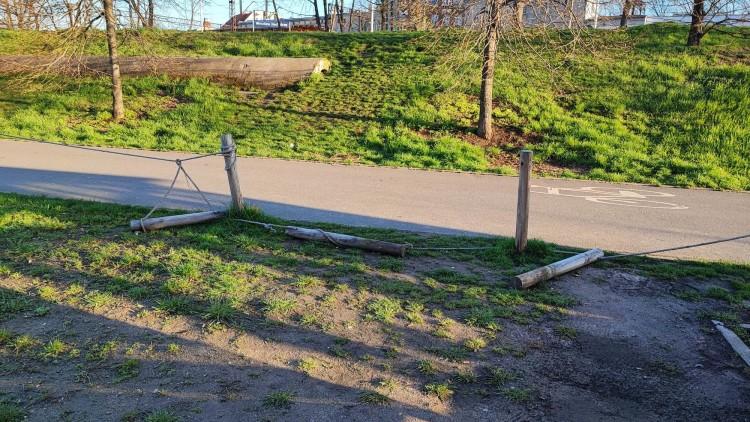 Wrocław: Słupki miały chronić trawnik przed wandalami. 