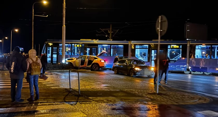 Wrocław: Wypadek na Kromera. Auto wjechało w tramwaj 