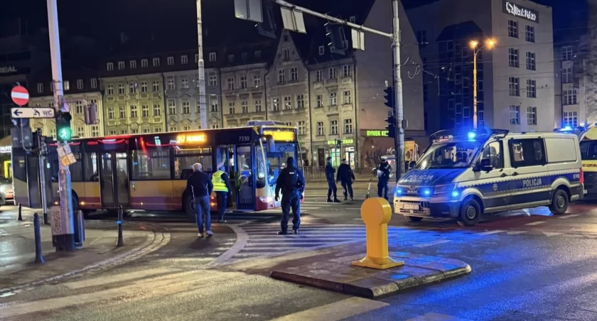 Wrocław: Dramat na Kazimierza Wielkiego. Nocny autobus MPK potrącił policjanta
