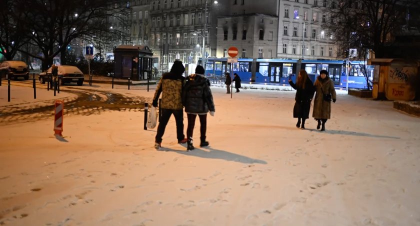 Zima we Wrocławiu. W nocy gołoledź, do rana po śniegu zostanie tylko błoto