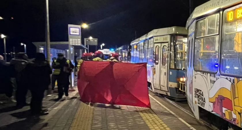 Przerażający wypadek we Wrocławiu. Ręka człowieka pod kołem tramwaju