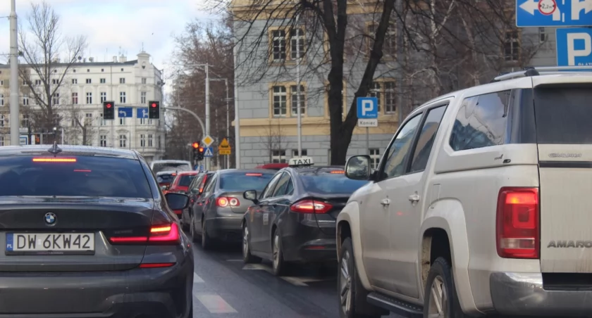 Wrocław jedzie najwolniej w Polsce. Tylko 20 km/h w komunikacyjnym szczycie!