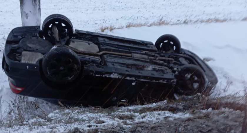 Groźny wypadek pod Wrocławiem. Auto dachowało i wjechało do rowu 