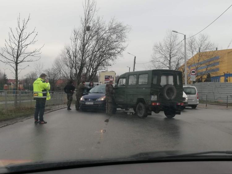 Wrocław: Wojskowy samochód zderzył się z dwoma autami. Duże korki [ZDJĘCIA]