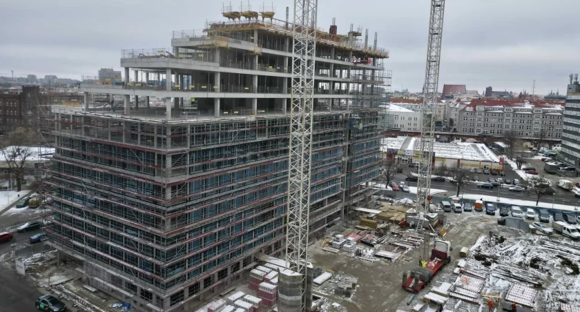 Ale gigant! Tak rośnie potężny biurowiec w centrum Wrocławia