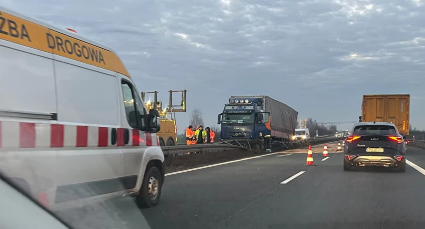 Utrudnienia na S8 w kierunku Warszawy. Wypadek ciężarówki