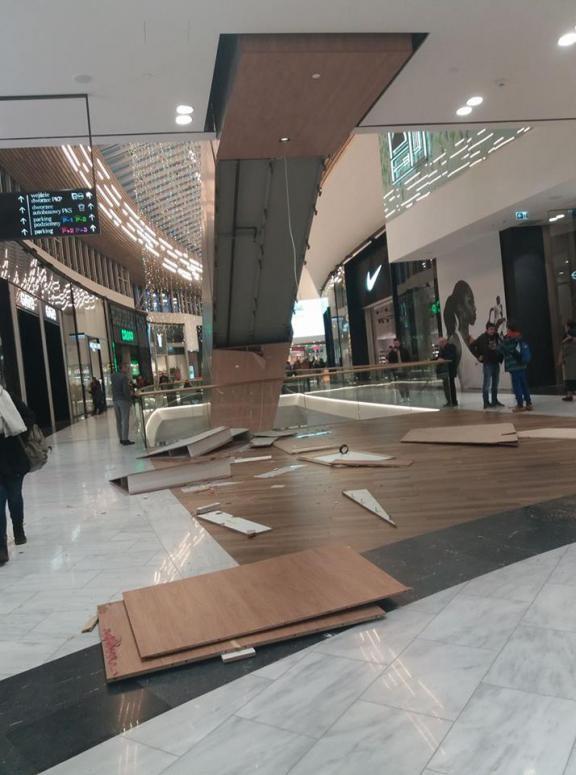 Nocne prace we Wroclavii. Po tym, jak ze schodów spadły płyty, galeria wzmocniła wszystkie obudowy