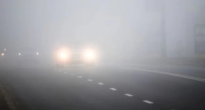 Gęsta mgła we Wrocławiu. IMGW: późnym wieczorem zacznie zanikać