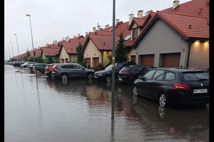 Powódź pod Wrocławiem. Drogi i posesje pod wodą. Są ranni