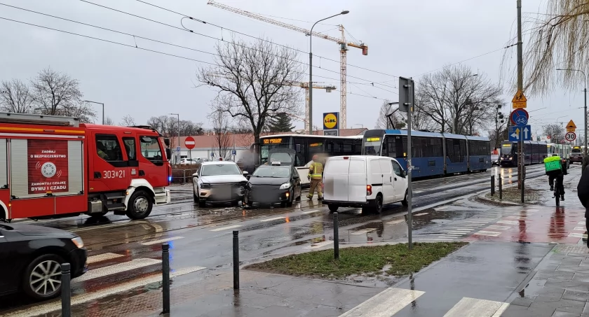 Wrocław: Wypadek taksówki i osobówki na Hubskiej. Rozbite pojazdy blokują torowisko 
