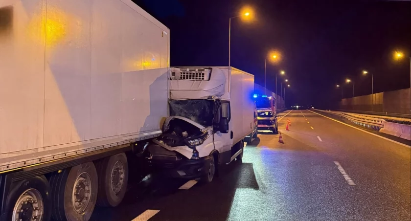 Groźny wypadek na S8 pod Wrocławiem. Bus wbił się w ciężarówkę 