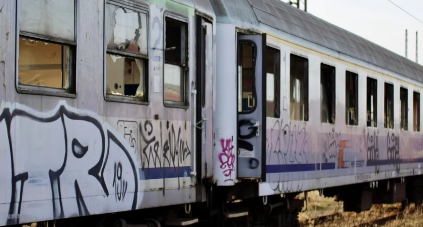 Cmentarzysko wagonów we Wrocławiu. Kolejowe wraki stoją tuż koło Dworca Głównego