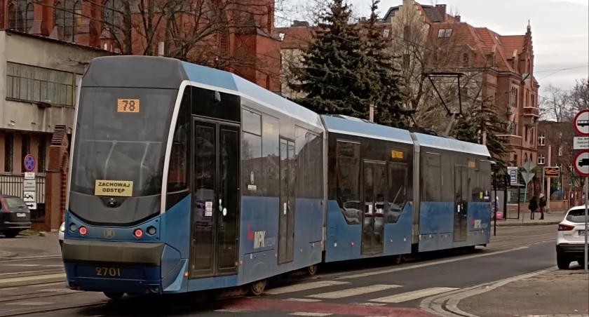 Wrocław: Tramwaj wykoleił się niedaleko Wroclavii. Ruch w stronę Tarnogaju zablokowany 