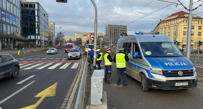 Wrocław: Groźny wypadek na pl. Jana Pawła II. Rowerzysta wpadł pod tramwaj 