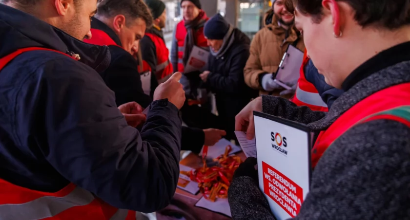 Policzyli pierwsze podpisy pod wnioskiem o referendum we Wrocławiu. Czy wystarczy do odwołania Sutryka?
