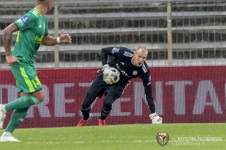 Śląsk szuka bramkarza. Jakub Wrąbel trafi do ligowego rywala?
