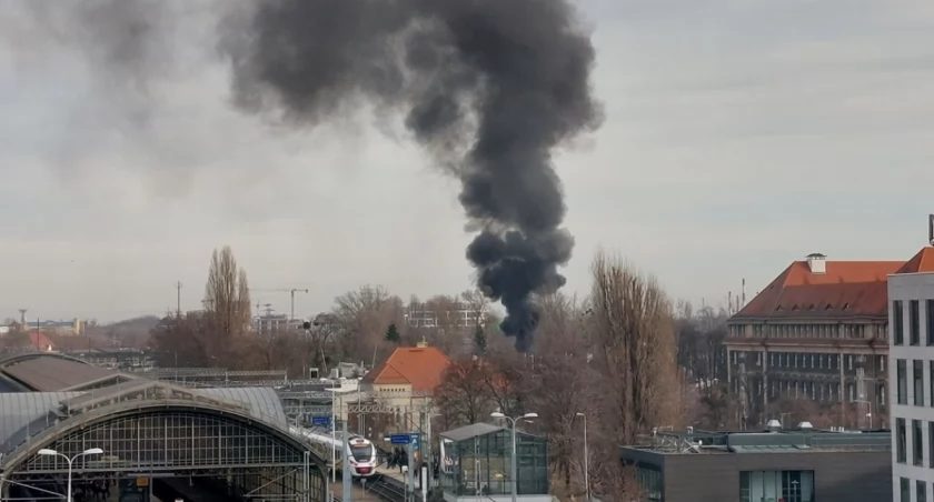Wrocław: Czarny dym w centrum miasta. Co się pali?