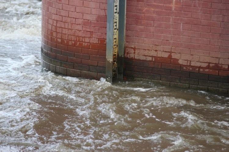 Wrocław: Wysoki poziom wody w rzekach. IMGW wydało ostrzeżenie