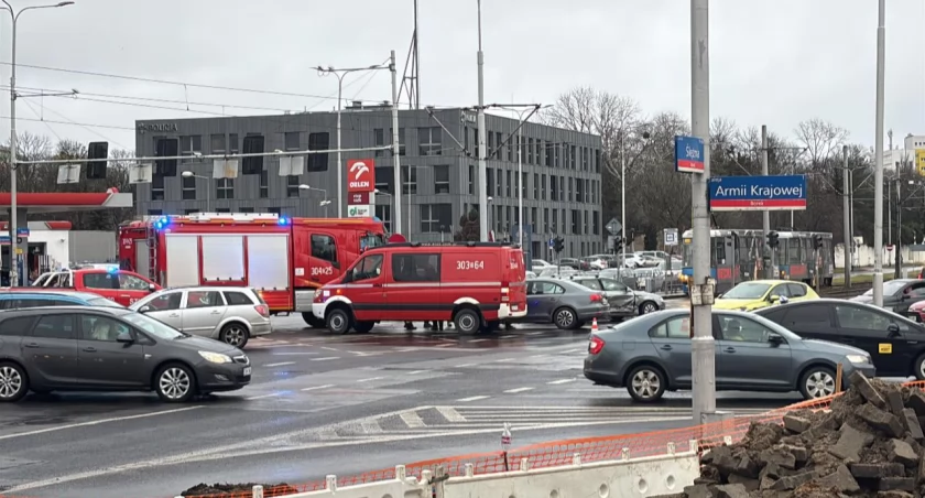 Dwie osoby ranne w wypadku we Wrocławiu. Rozbite auta blokują skrzyżowanie 