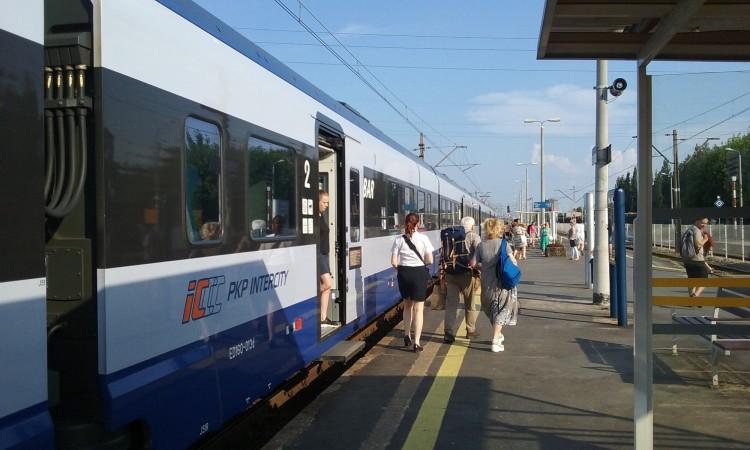 Potężne opóźnienia pociągów. Stoją w upale, czekając na prąd. 