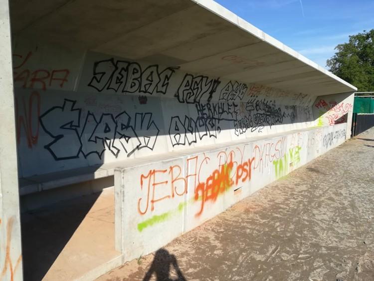 Wandale grasują na Zakrzowie. Wrocławska Arena Sportu zdewastowana [ZDJĘCIA]