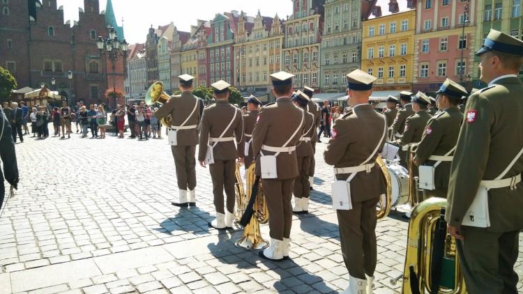 Uroczystości wojskowe w Rynku. Przekazanie dowództwa w 3 Brygadzie Radiotechnicznej [ZDJĘCIA]
