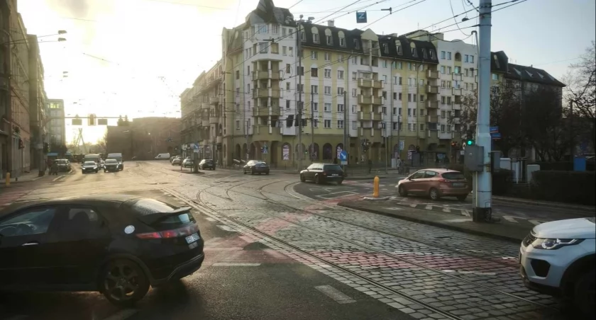 Wrocław: Zwrotnica zepsuła się po wykolejeniu na Pomorskiej