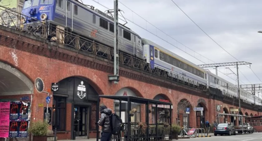 Muszą rozbudować nasyp na Bogusławskiego. Nie mieszczą się na nim pociągi