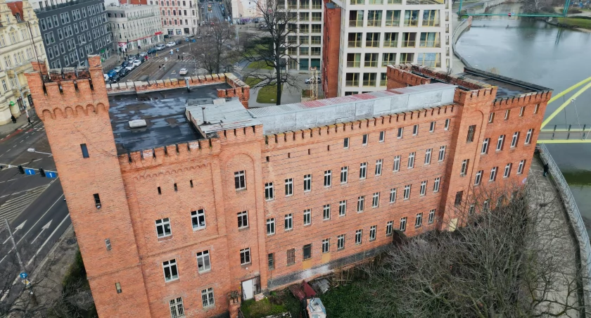 Areszt znów na sprzedaż? Od 28 lat wrocławianie czekają, co się stanie z zabytkową budowlą w centrum miasta