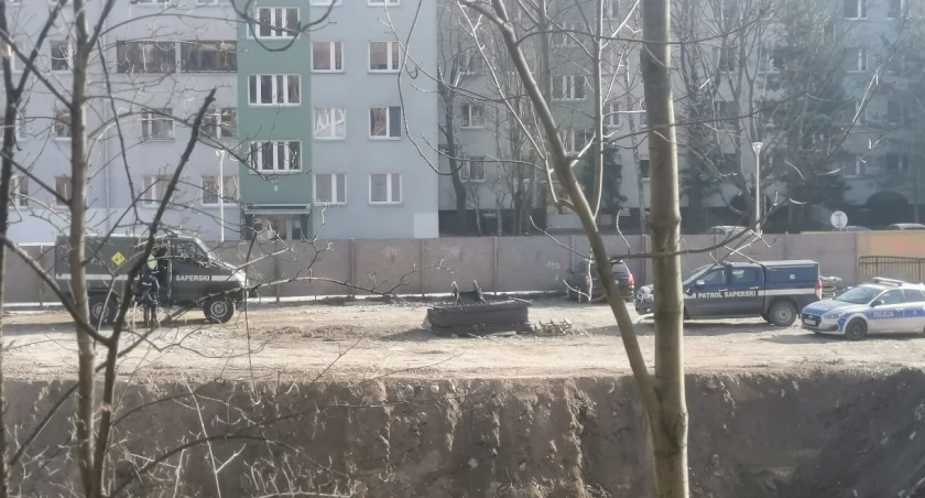 Robotnicy znaleźli niemiecki granat i pocisk. Akcja saperów we Wrocławiu 