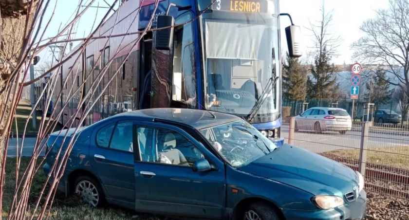Wypadek we Wrocławiu. Osobówka wjechała w tramwaj. Torowisko zablokowane 