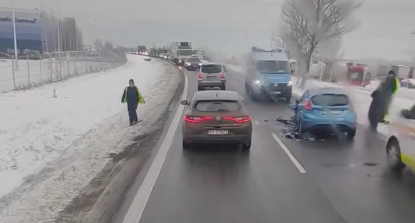 Zima wróciła! Ślisko na ulicach i chodnikach. Wypadek za wypadkiem 