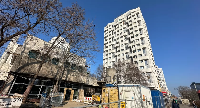 Wrocław: Esplanada Manhattanu nadal placem budowy. Remont stoi w miejscu 