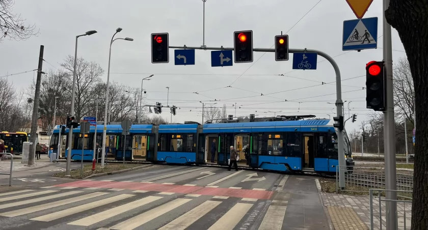 Wrocław: Nowy tramwaj zablokował ważne skrzyżowanie. Można ominąć za 7 złotych
