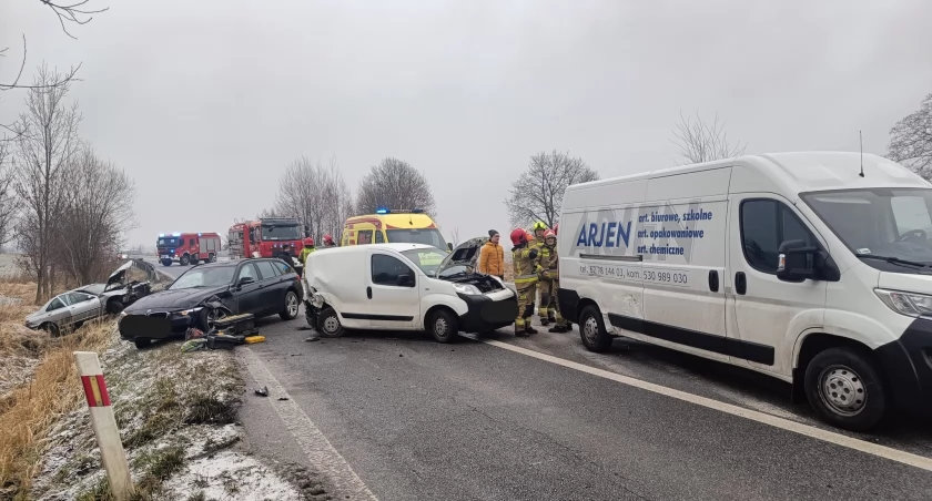 Karambol pod Oleśnicą. Trzy osoby ranne, jedno auto w rowie 