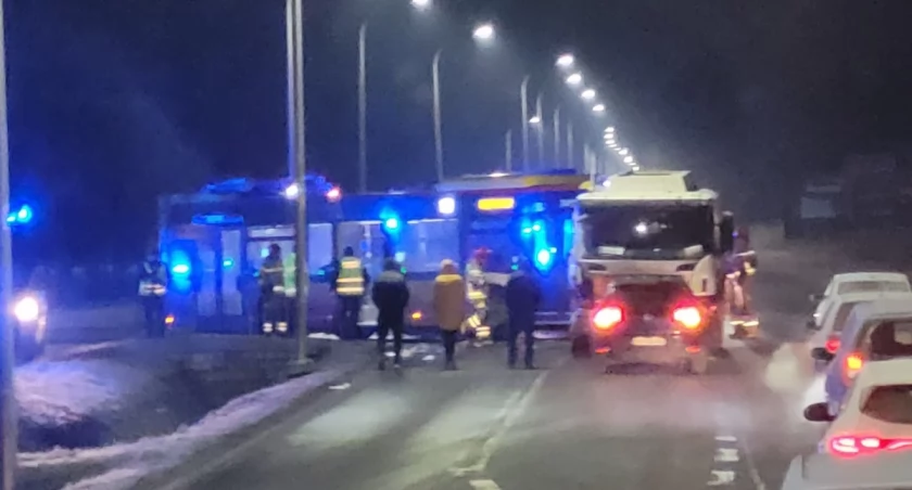 Wypadek we Wrocławiu. Autobus MPK wjechał w cysternę. Ranna jedna osoba 